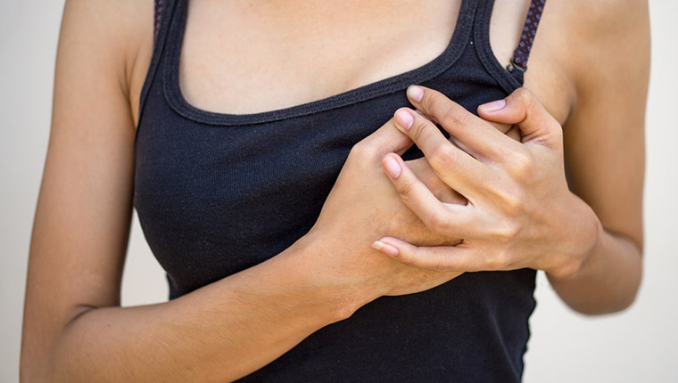 更年期に現れる「胸の痛み」はなぜ発症するのか？その理由と症状の詳細、対処＆予防法とは